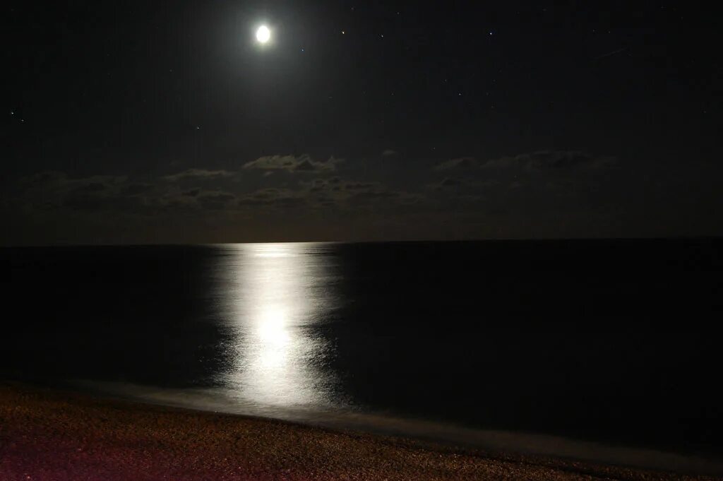 Ночь у берега 81гл. Ночное море. Ночь в море. Пляж ночью. Ночной вид на море.