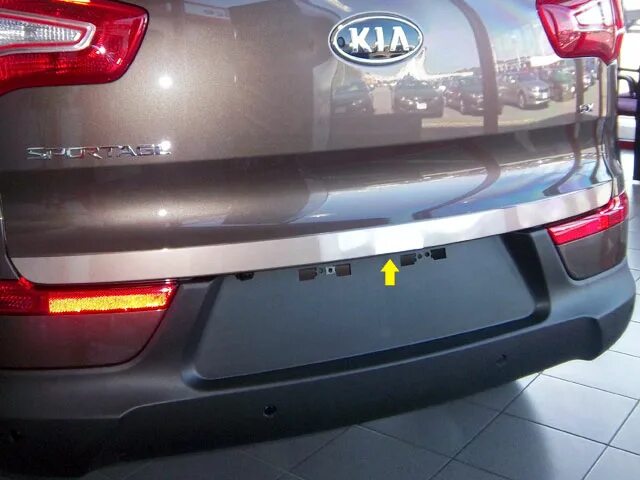 Накладка багажника Kia Sportage 3. Накладка на крышку багажника Киа Спортейдж 3. Kia Sportage 2012 накладка задней двери. Накладка на багажник Киа Спортейдж 3. Пластиковая накладка на заднюю дверь