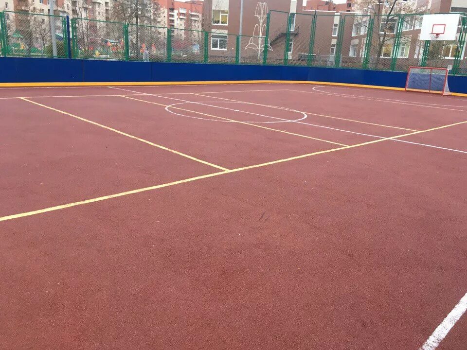 Разметка спортивных площадок краска. Нанесение дорожной разметки. Краска для разметки спортзала. Дорожная разметка флуоресцентными красками. Разметка спортивной площадки.