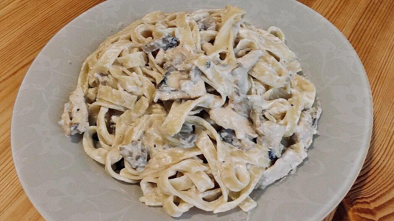 Макароны с грибами и курицей в сливочном. Паста фетучини с курицей и грибами. фетучини с грибами в сливочном соусе. паста фетучини с курицей и грибами в сливочном. паста фетучини с шампиньонами.