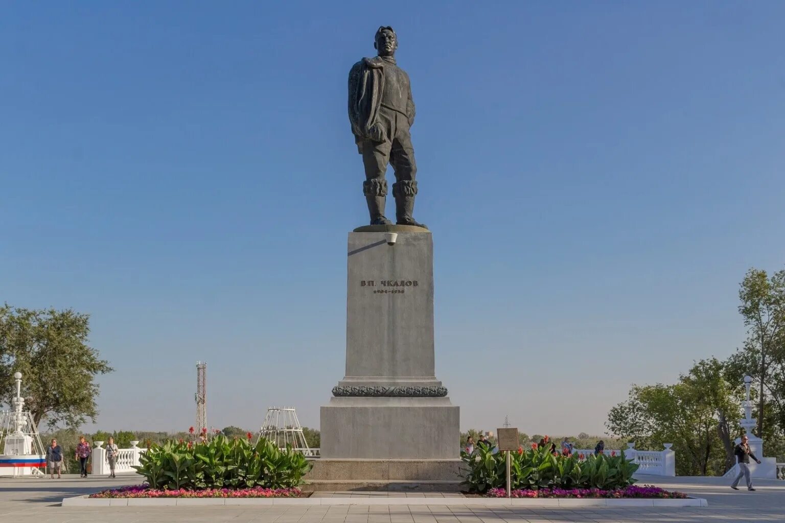 Г оренбург чкалова. Памятник Чкалову в Оренбурге. Памятник Валерию Чкалову в Оренбурге. Памятник Чкалову Оренбург на Советской. Город Оренбург Чкалов памятник.