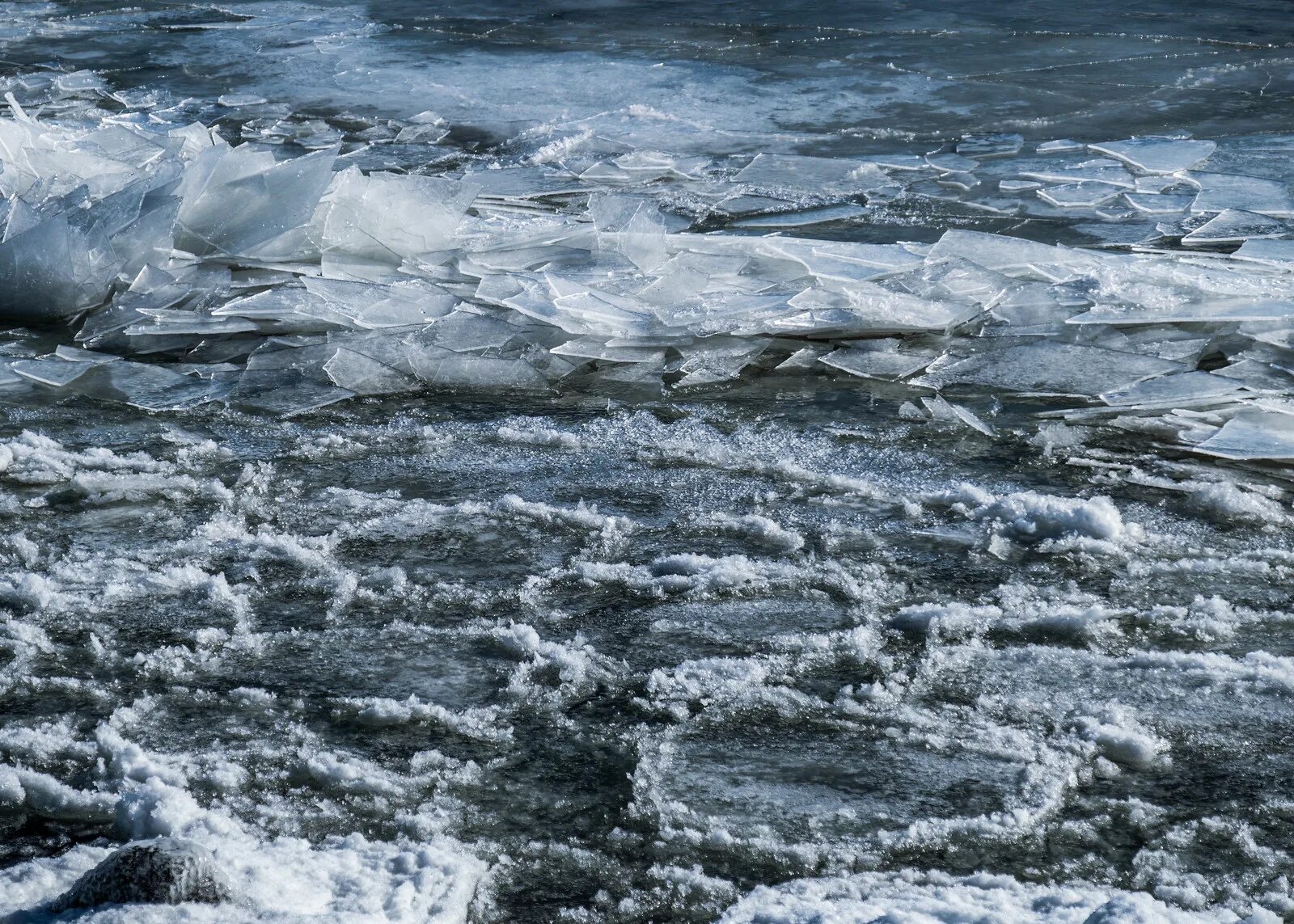 Ледяная река. Лед в природе. Лед на реке. Снеговая вода. Ледяная речка.