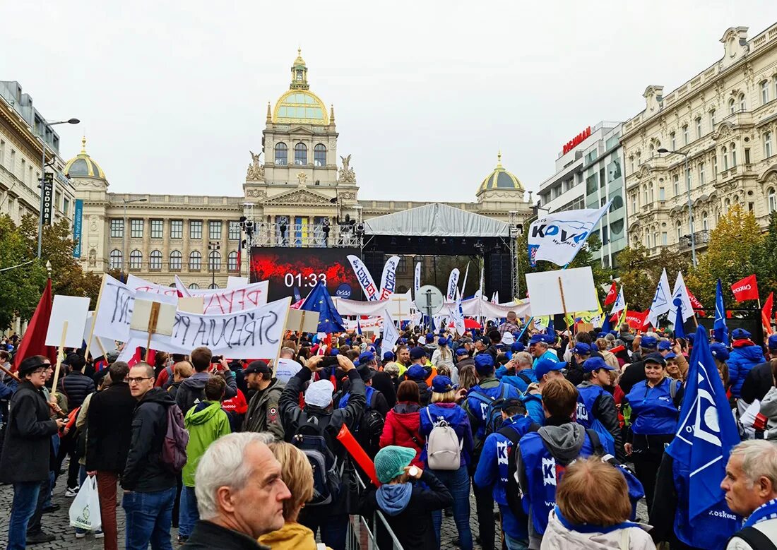 Протесты в Чехии 2022. Митинг в Праге 2022. Вацлавская площадь митингующие. Протесты в Праге 2023. Профсоюзы митинги