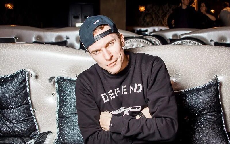 Шум 140 bpm. Рэпер артем никитин. Рокет рэпер 2020. Loc dog обложка. Рокет рэпер с дредами.