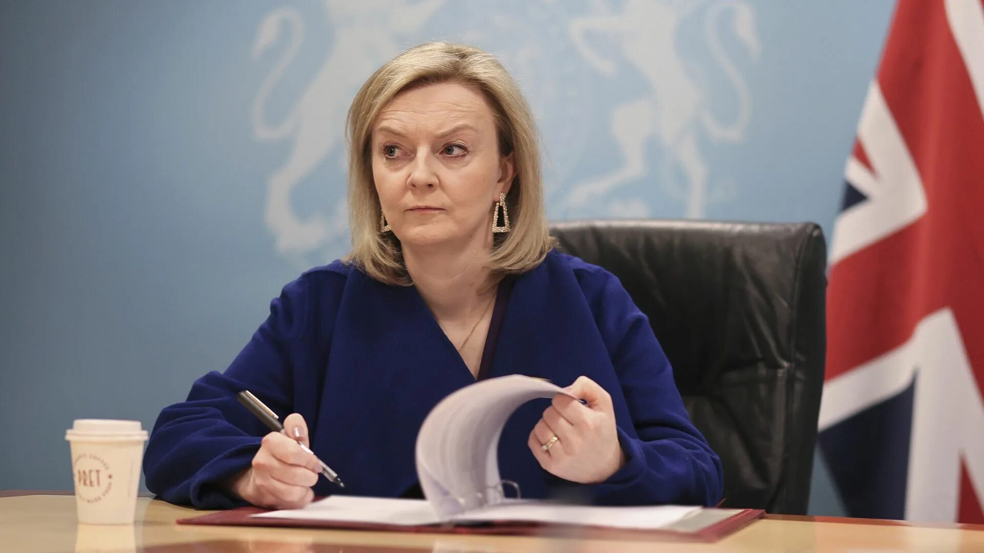 Табличка о запрете кормления собак. Премьер министр великобритании лиз трас. Сергей вершинин мид. Место в москве как в нью йорке. Министр иностранных дел великобритании лиз трасс.