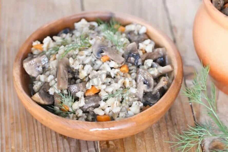 Перловка с грибами. Каша перловая с шампиньонами и луком. Перловка с зеленым луком. Рецепт перловки с шампиньонами. Каша перловая с мясом и грибами.