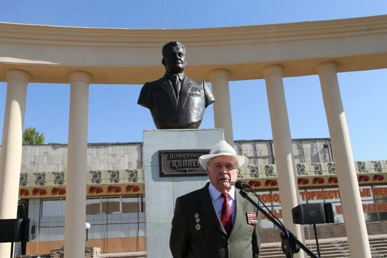 Динмухамед кунаев улица. Динмухамед Кунаев памятник. Памятник Кунаеву в Алматы. Памятник Кунаеву в Астане. Динмухамед Ахмедович Кунаев фото.