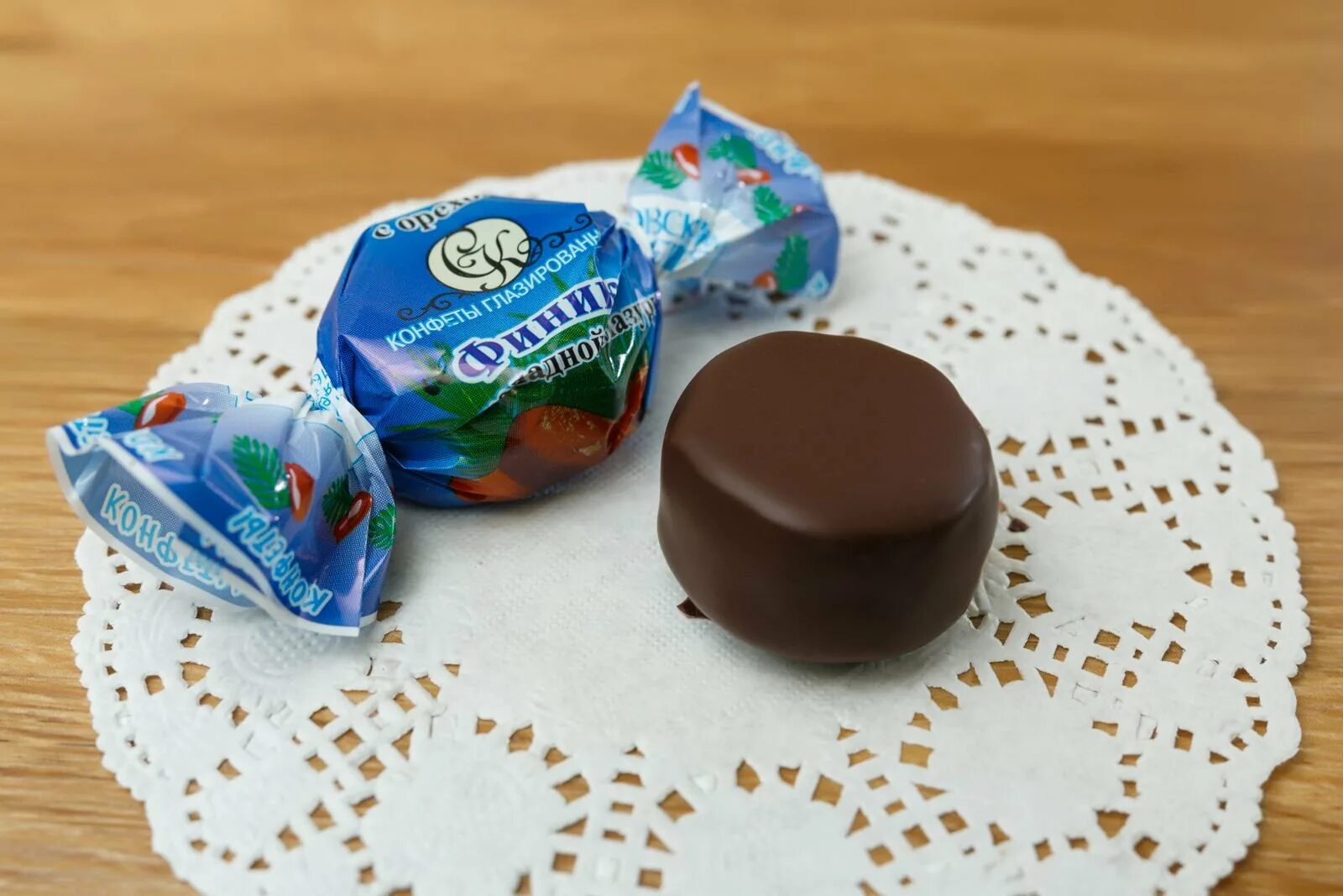Суворовские конфеты ассорти 400гр. Пташка конфеты. Арбузова конфеты. Шоколадные конфеты с белой начинкой.