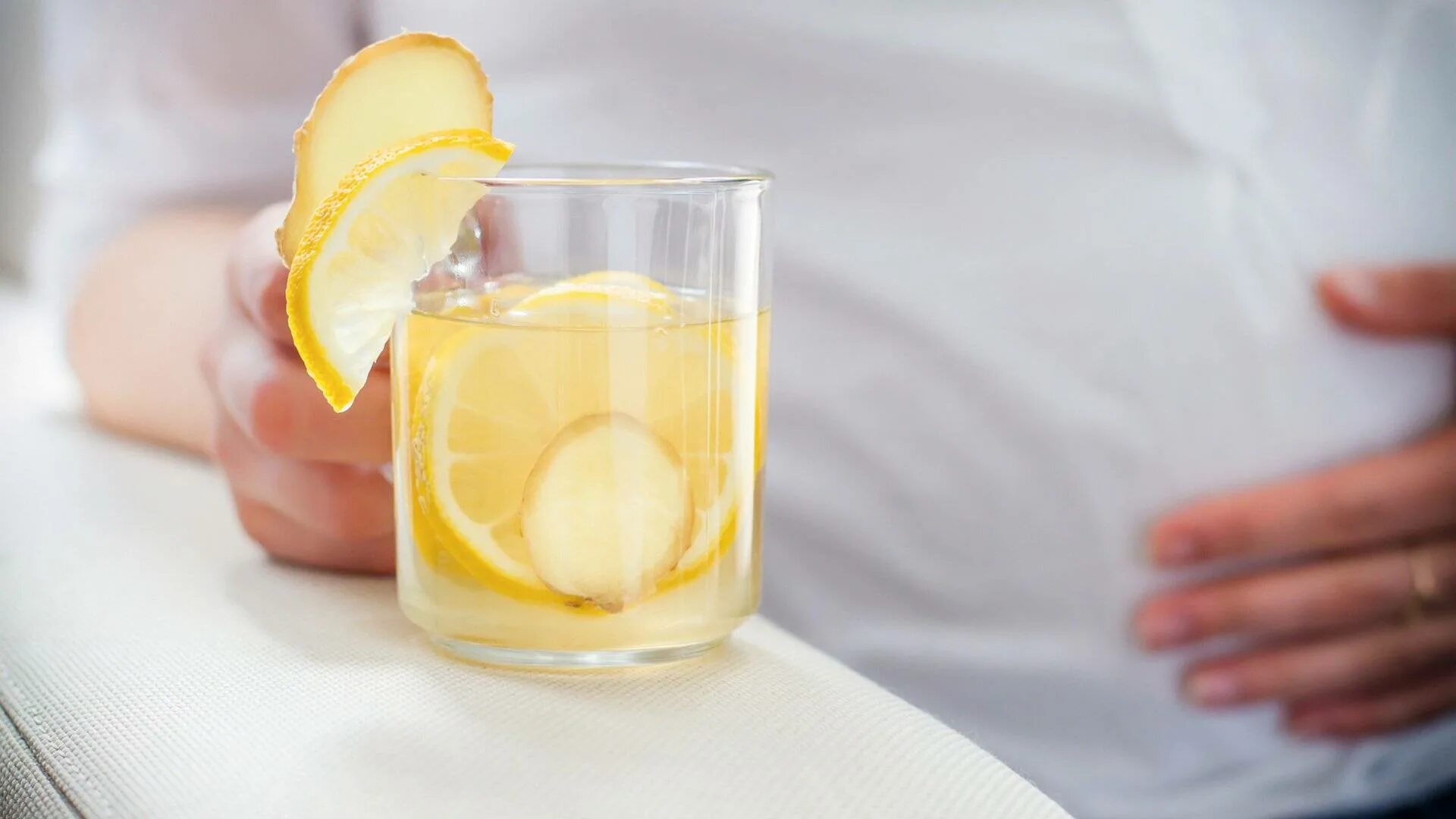 Чай от тошноты при беременности. Рецепт от кашля с имбирем. Лимон и имбирь при беременности. Корень имбиря. Лучшие продукты для беременных.