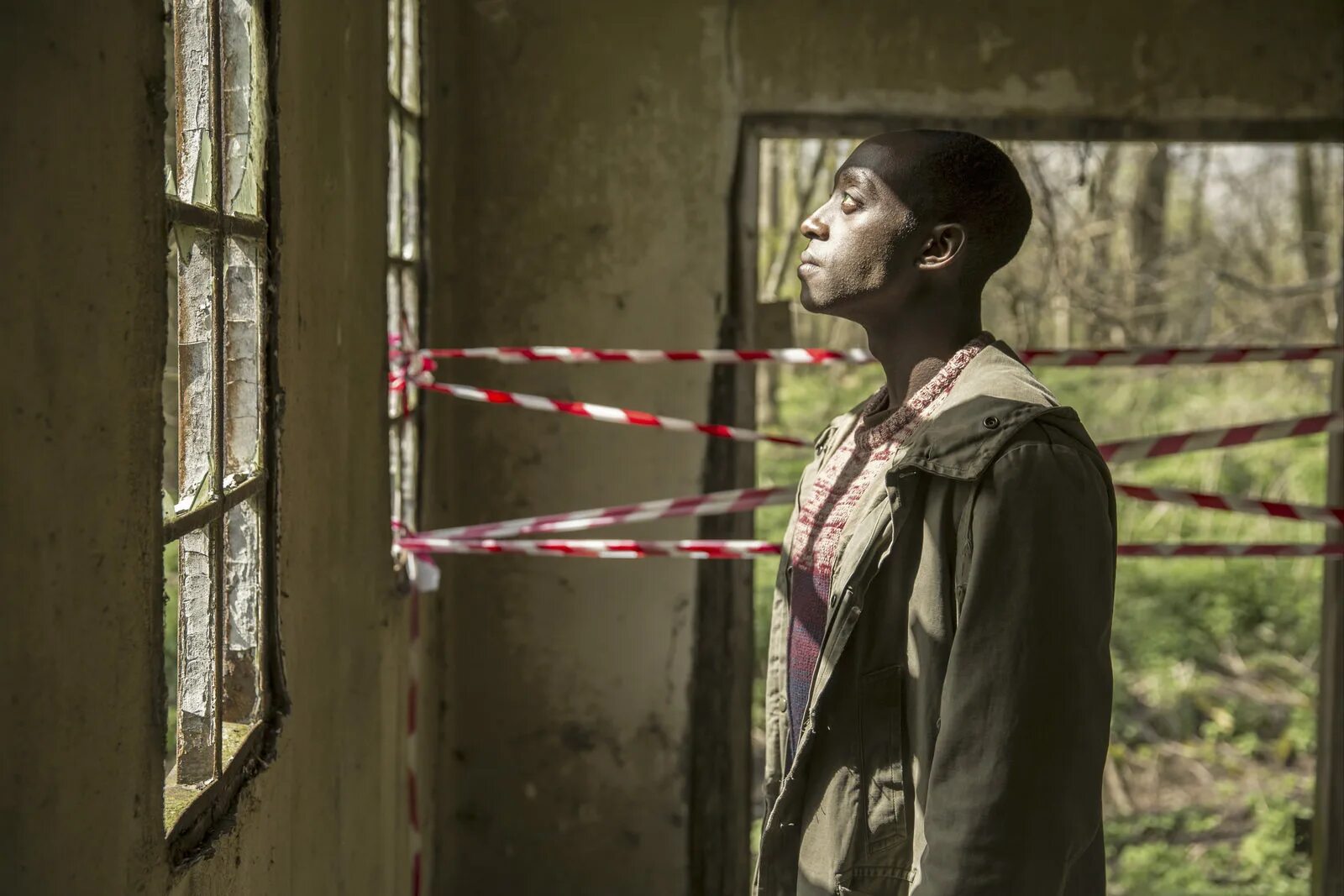 сериал люди/humans джемма чан. сериал люди 2015. сериал люди колин. люси карлесс сериалы. личность сериал кадры.