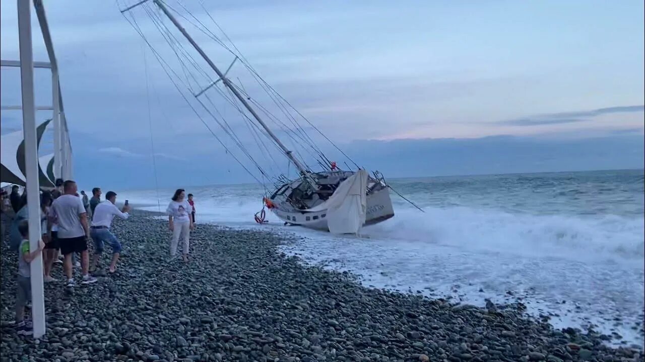 Сочи шторм 27. Шторм на черном море в Сочи. Сочи 2021 черное море. Корабль выброшенный на берег Вардане. Шторм Сочи 28 июля 2022.