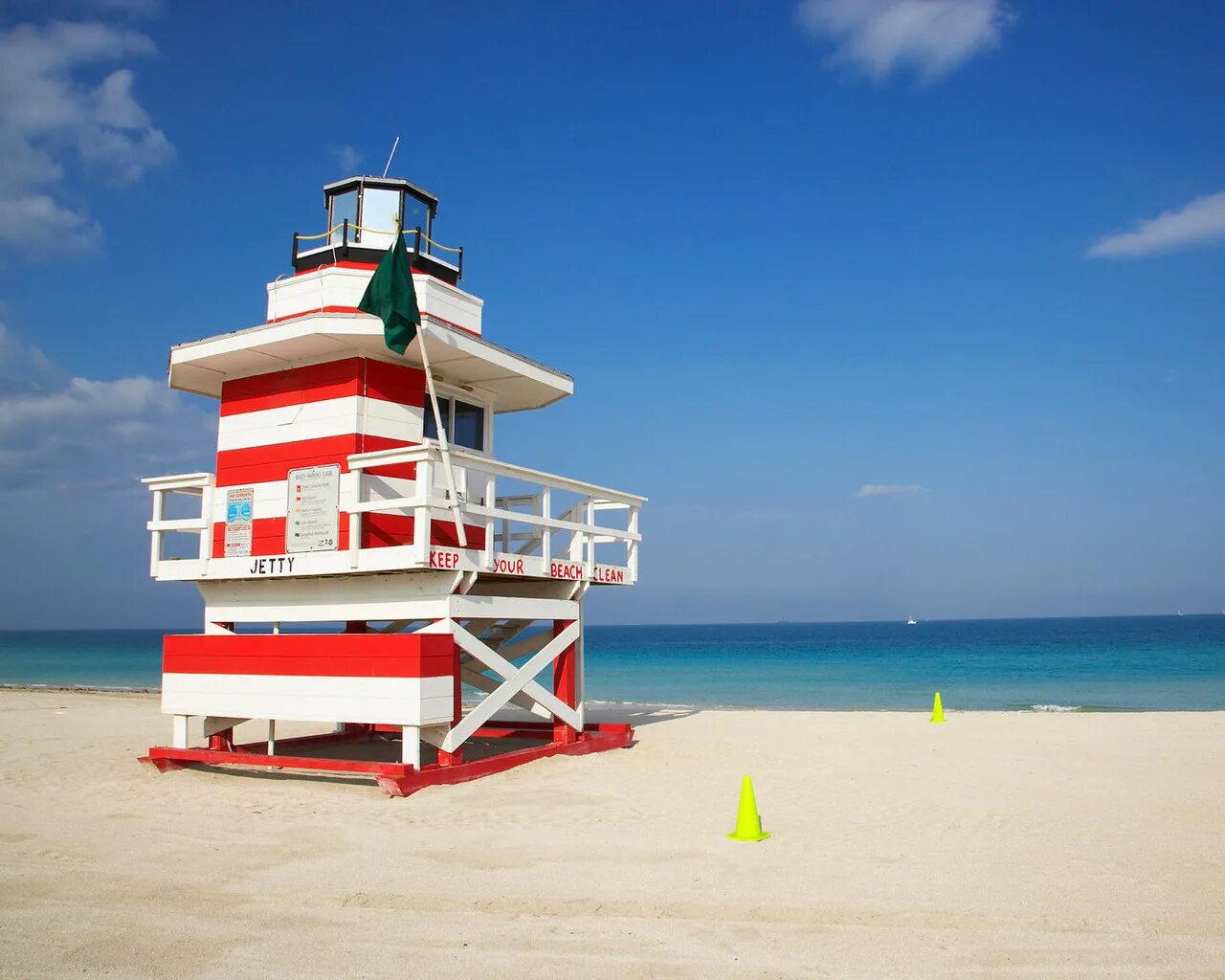 Спасательная вышка на пляже. Смотровая вышка на пляже. Вышка спасателя. Малибу спасательная вышка. Вышка спасателя на пляже.