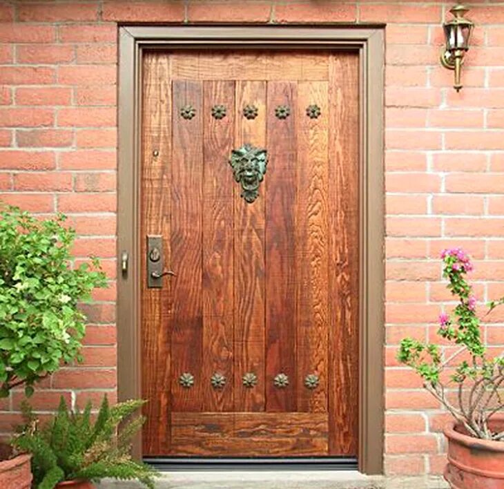 Обшивка деревянных дверей. Дверь входная деревянная. Деревянная уличная дверь. Металлическая дверь обшитая деревом. Входная дверь дерево.