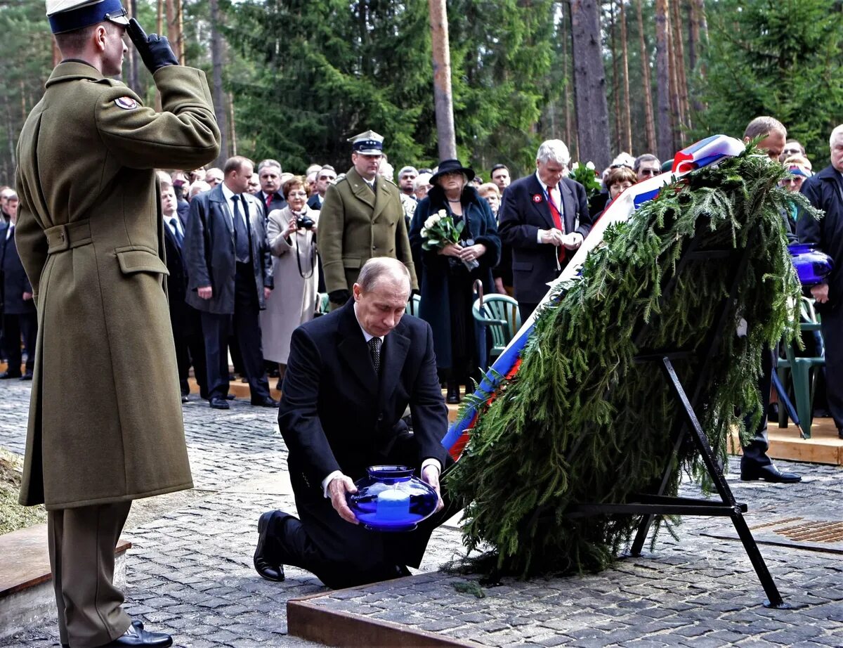 1 февраля день рождения ельцина. Венки ельцину. Могила ельцина фото сейчас. Венки ельцину. Венки ельцину.