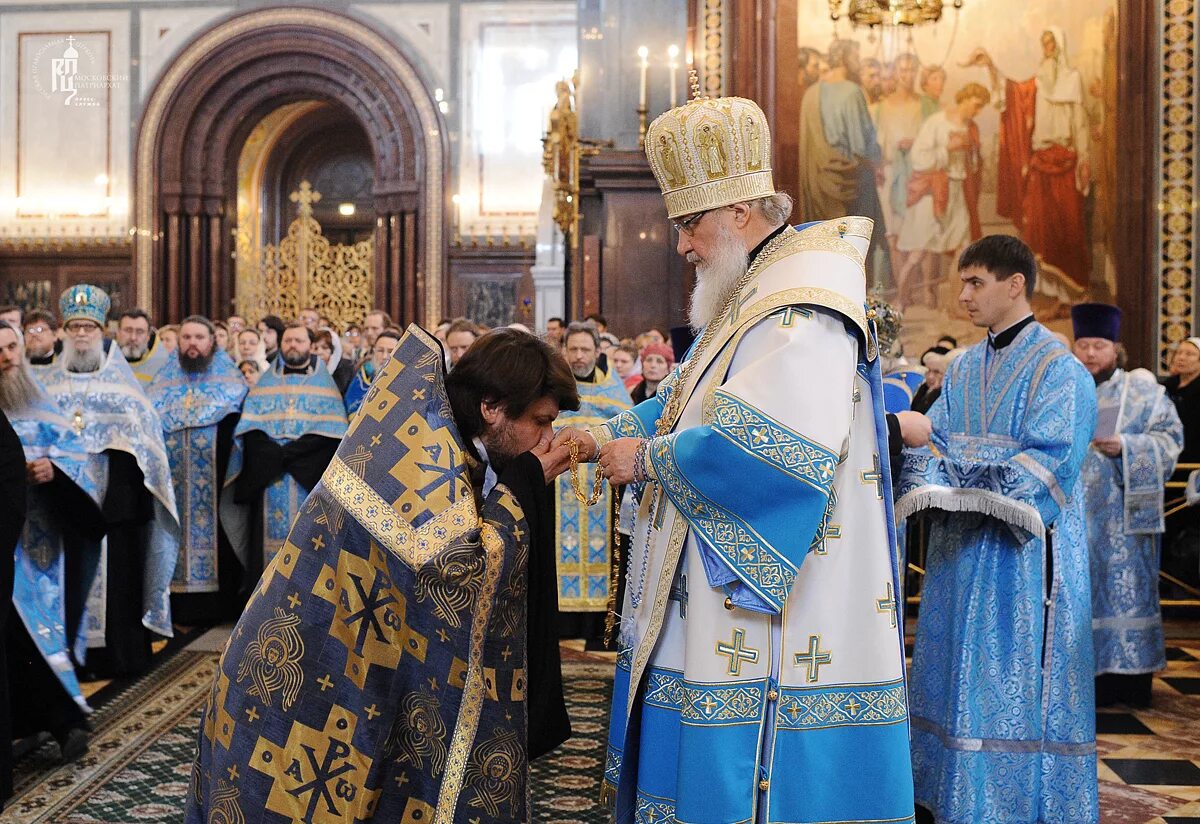 Богослужение на сретение в храме. Сретение в храме христа спасителя. Патриарх кирилл в голубом облачении. Служба в храме христа спасителя. Богослужение на сретение в храме.
