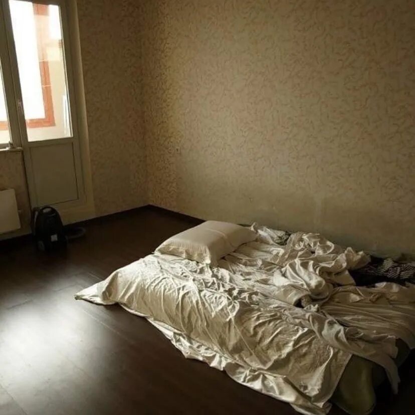 В квартире пустой какой отстой. Пустая комната с матрасом. Комната с матрасом. Пустая квартира с матрасом. Первая ночь в своей квартире.