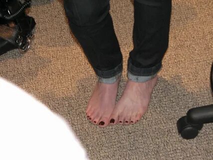 Hilary Duff's Feet wikiFeet Black Toe, Gorgeous Feet, Hilary Duff, Cel...