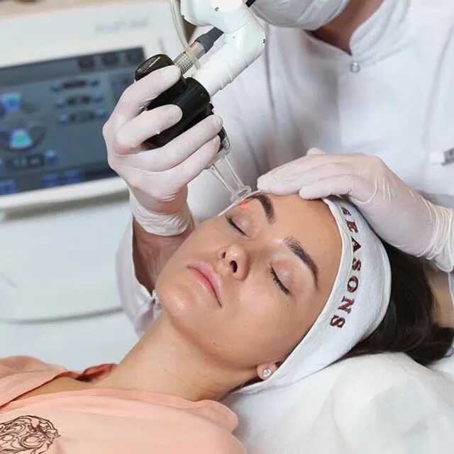 Фототерапия light therapy. Косметология свет. Фототерапия light therapy. Чистка лица. Молочный пилинг косметология.