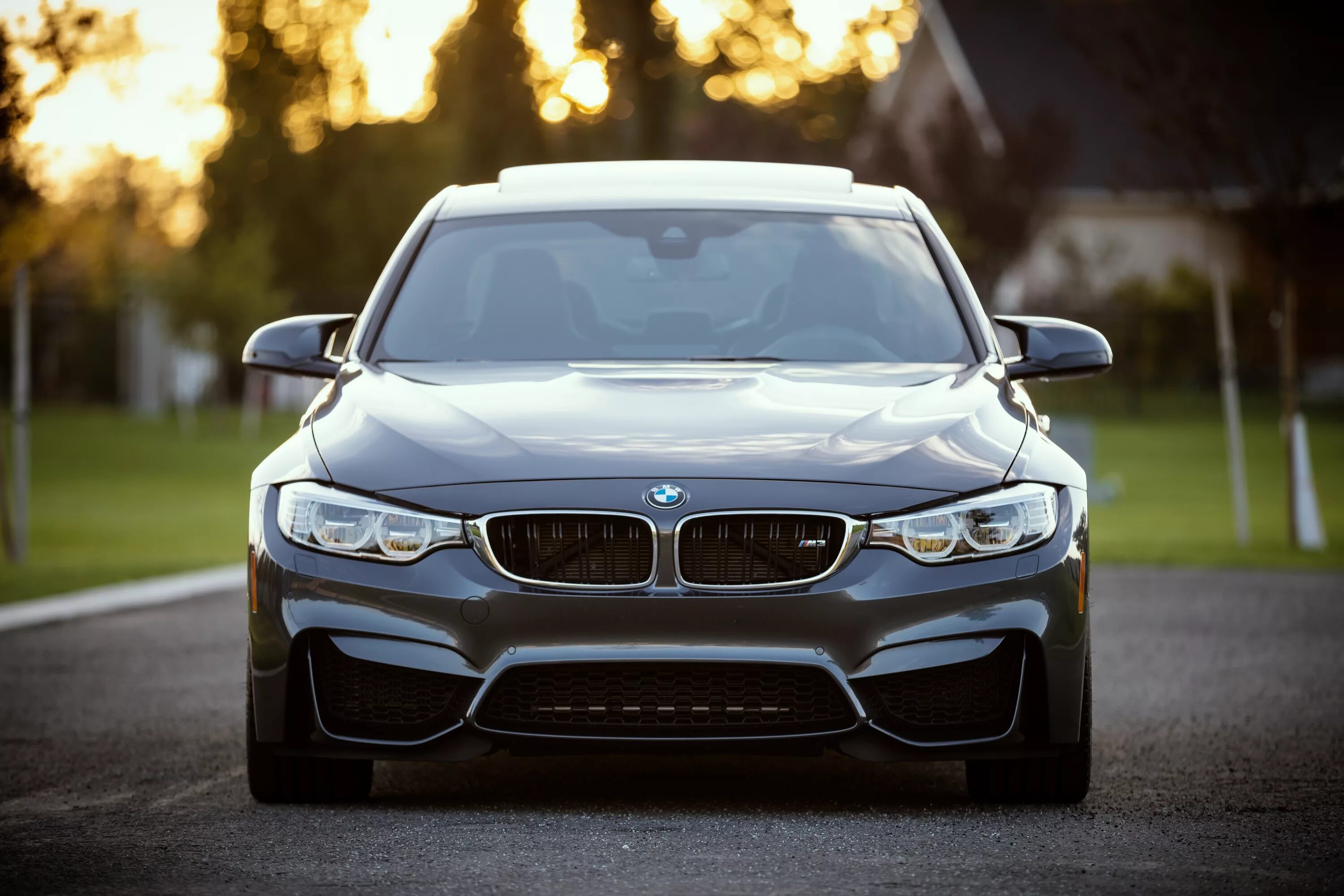 Автомобиль бмв. BMW f82 Green. BMW m5 550i. BMW m5 e60. БМВ м3 спереди.