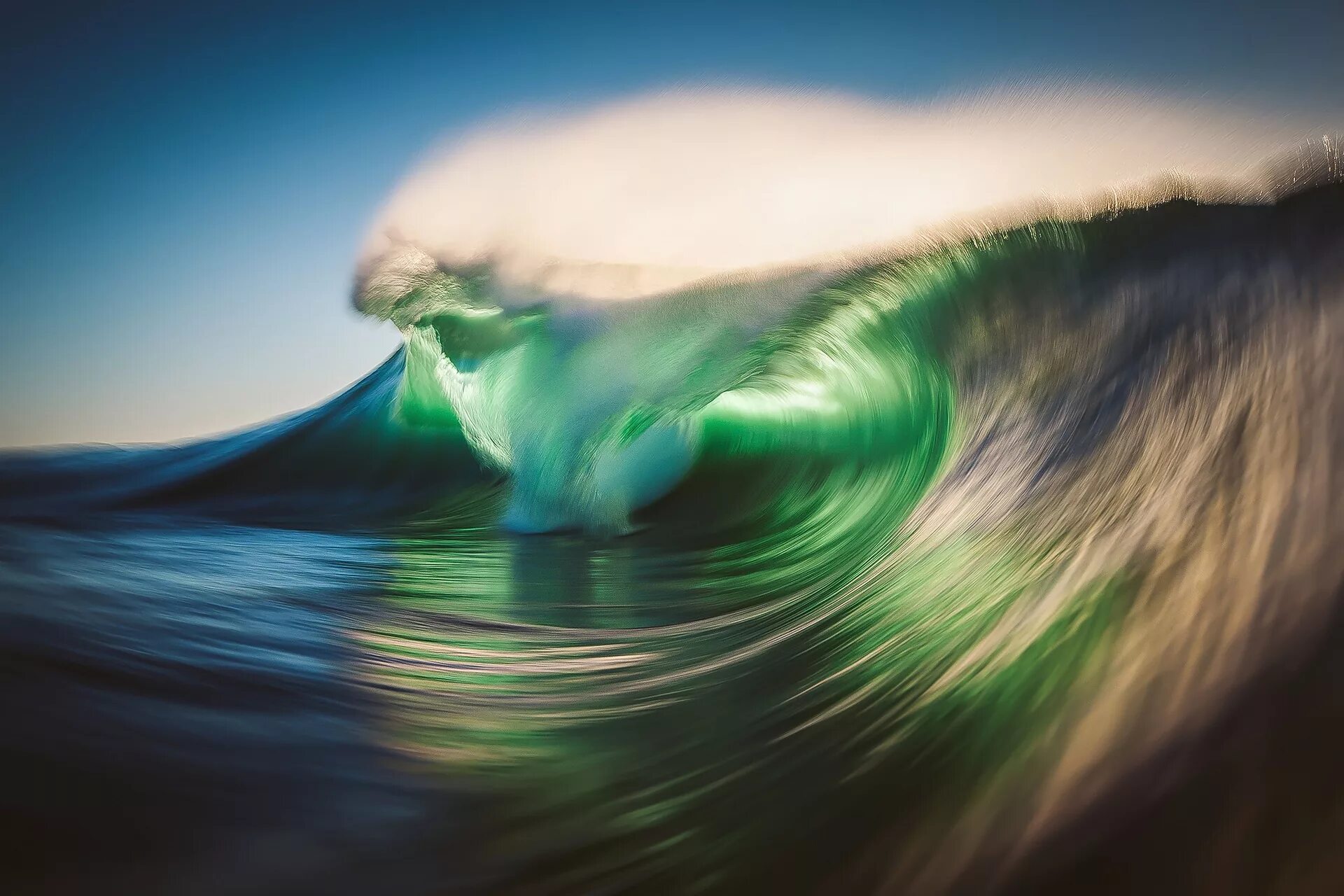 Свет является волной. Изумрудная волна. На гребне волны. Море, волны. Зеленая волна.