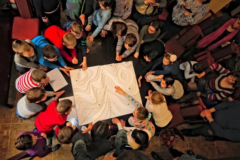 квест в парке для детей. квест экскурсии исторические. детская экскурсия в эрмитаже. квест-экскурсия в музее. школьная экскурсия.