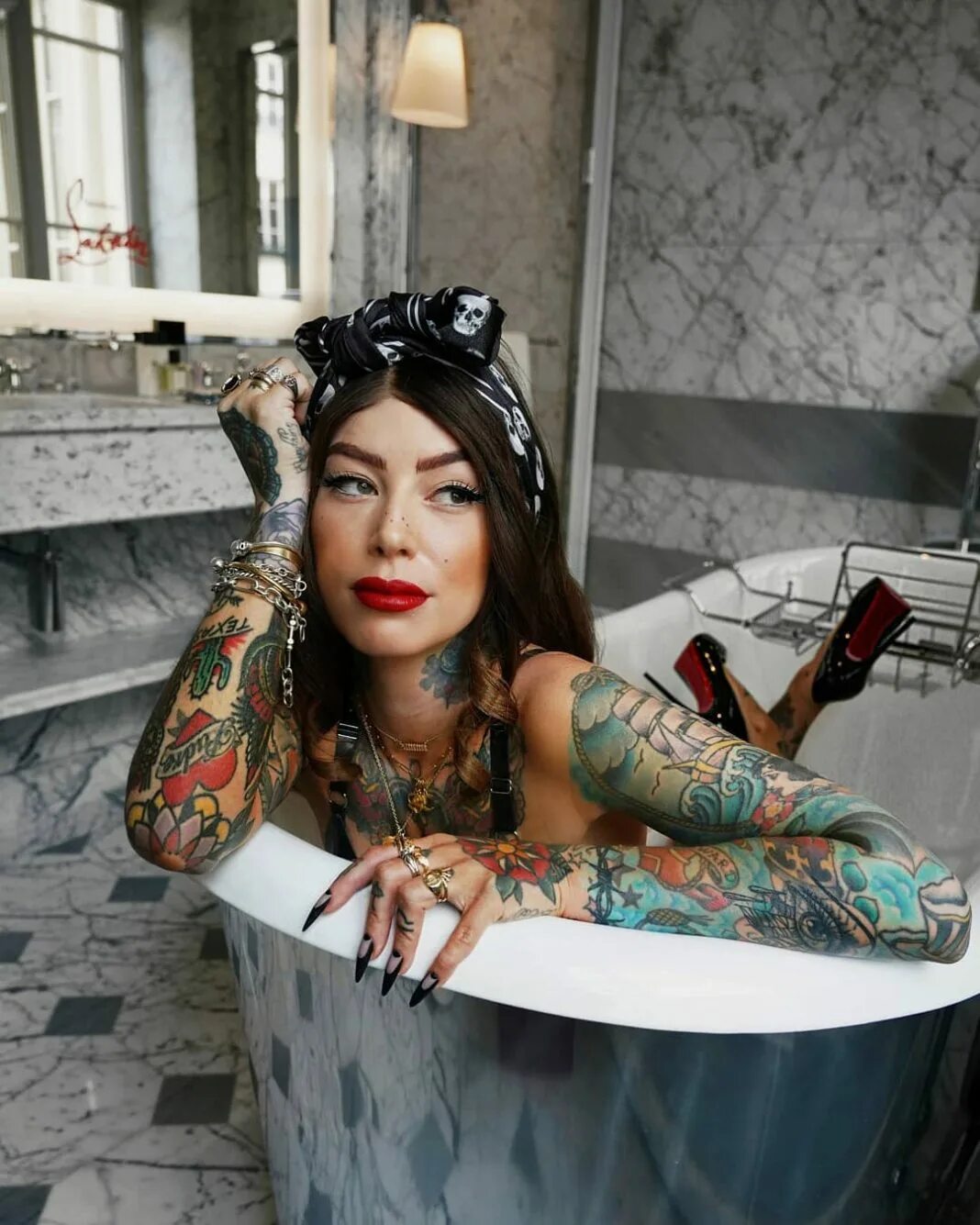 Яркий образ для фотосессии. Татуированная девушка с италии самми. Steffi thiel. Декор микс розовый. Sofia toumbas.