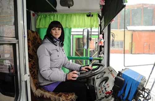 Женщины водители общественного транспорта. Женщины водители общественного транспорта. Женщина водитель автобуса. Женщины в общественном транспорте. Женщины водители общественного транспорта.