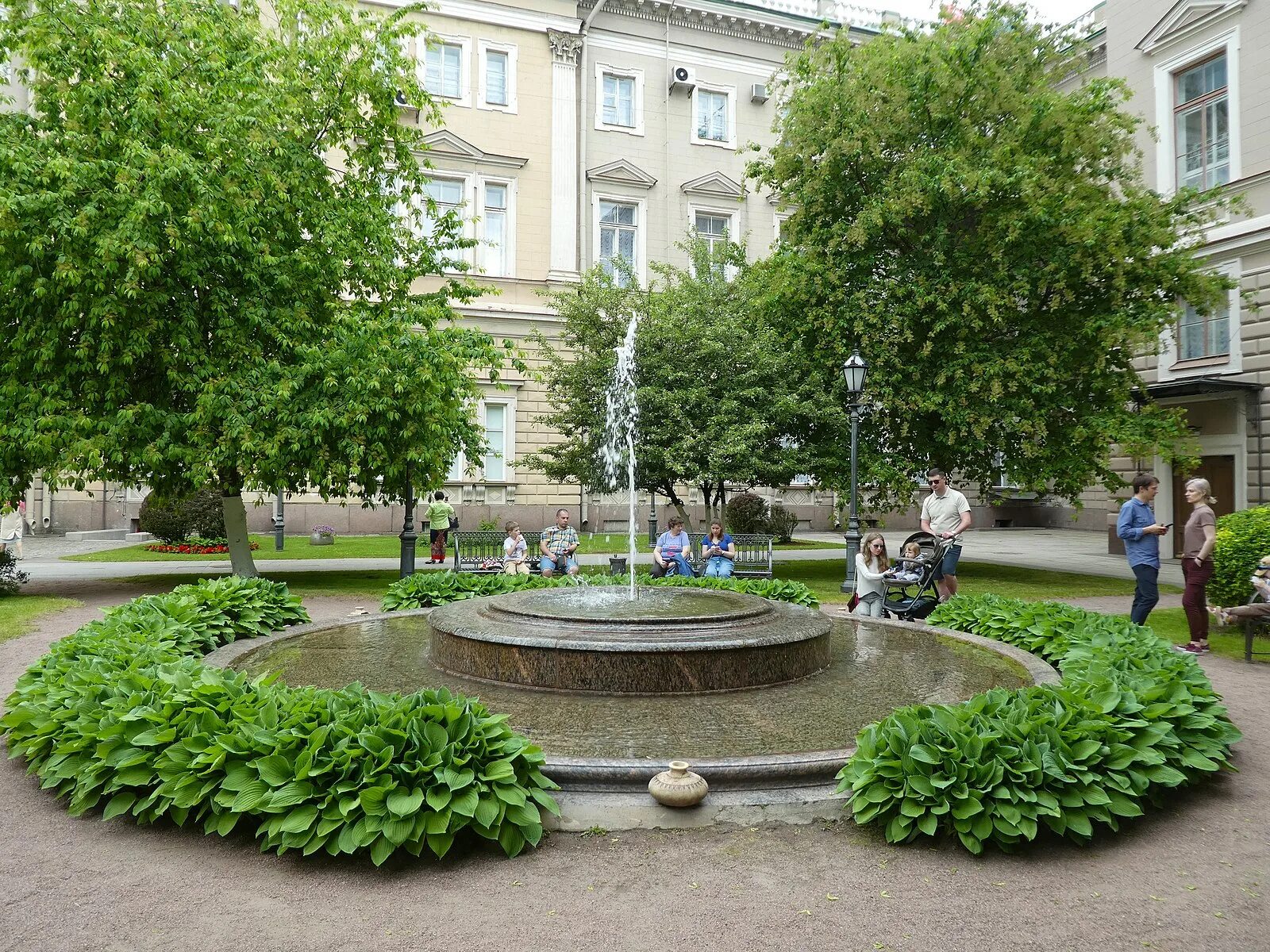 Сквер сад мариинского дворца. Двор мариинского дворца. Ротонда мариинского дворца. Мариинский сад санкт-петербург. Мариинский сад санкт-петербург.