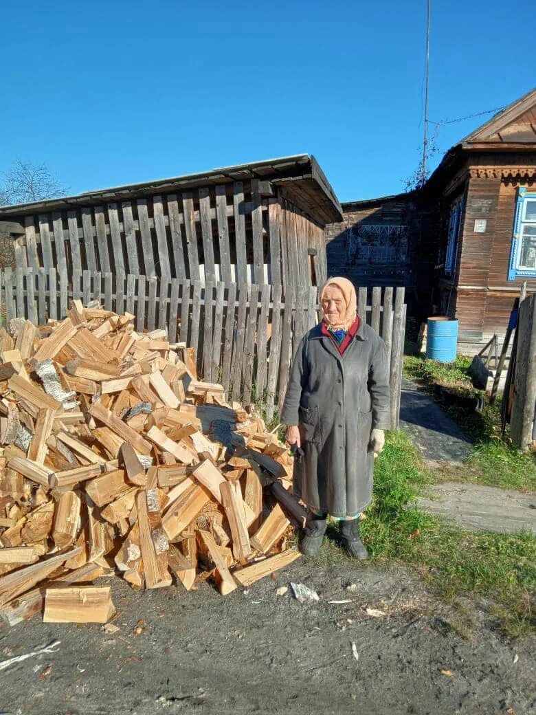 Бабушка с дровами. Старушка и дрова. Бабка колет дрова. Подари дрова бабушка.