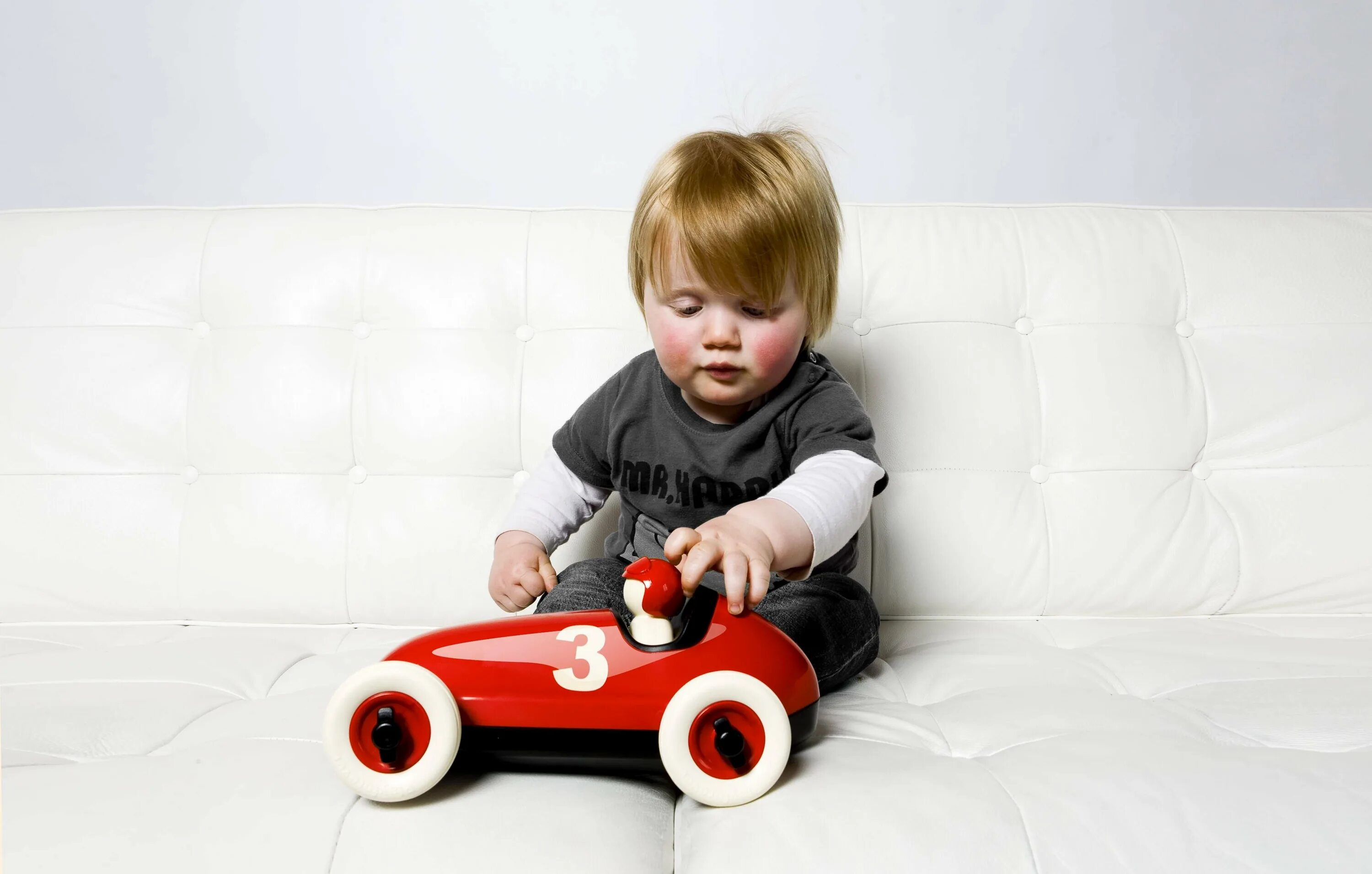 Toys toys машина. Baby Toy car. Игрушка Baby on the car. Детские игрушки в комнате машинки. Маленькийребёнок в игрушечной машине.