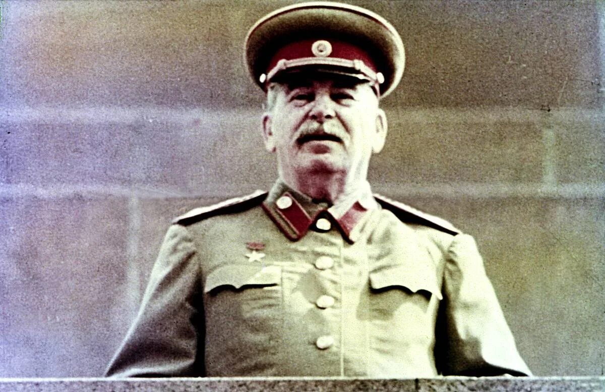 9 мая сталин. Сталин 1941. С днем победы сталин. Иосиф сталин парад победы. Похож на сталина.