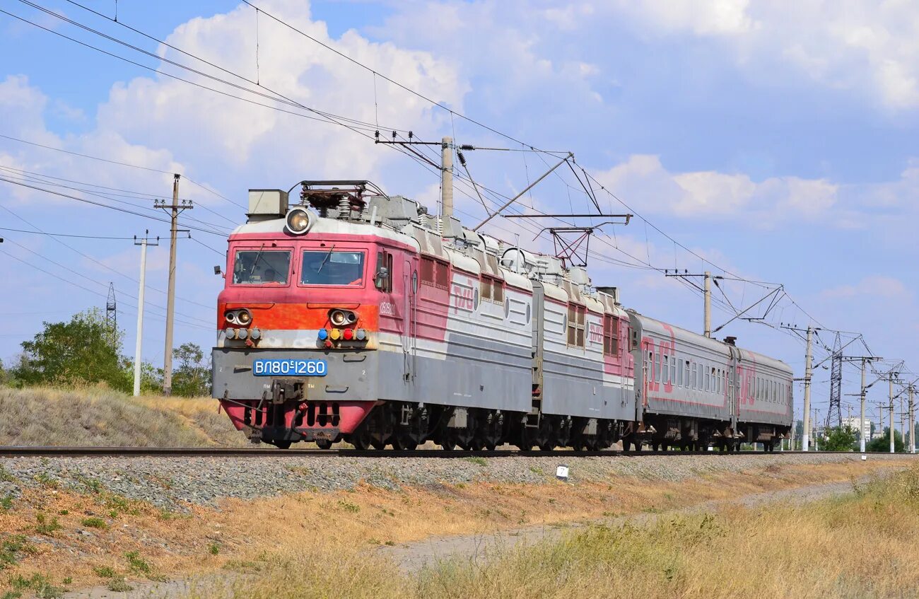 Электровоз движется с постоянной. Вл80с 1733. ТЧЭ-11 Тимашевская. Электровоз вл80 в Белоруссии. Шэнь 24 электровоз.