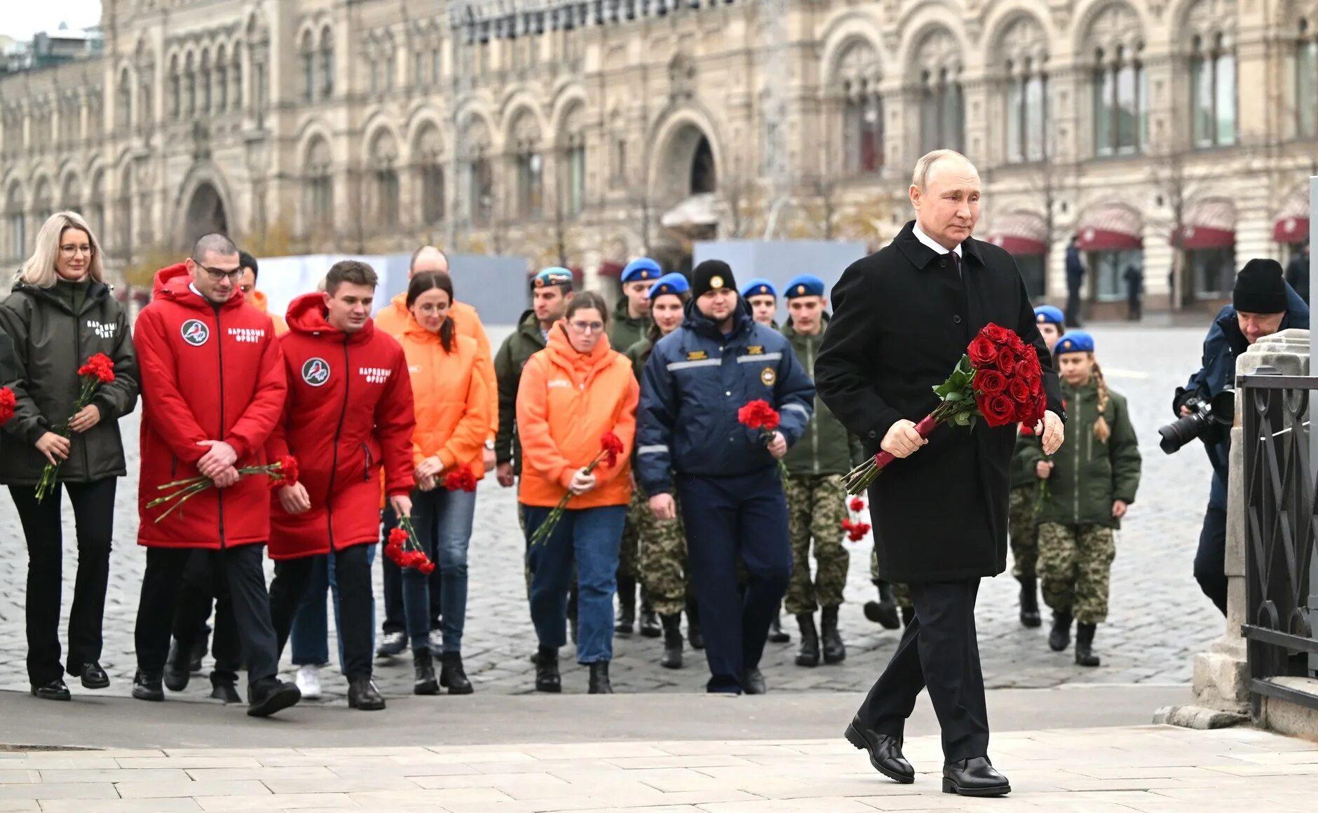 День 4 ноября 2019. 4 Ноября 2020 возложение цветов к памятнику Минину и Пожарскому. Москва возложение цветов красная площадь.