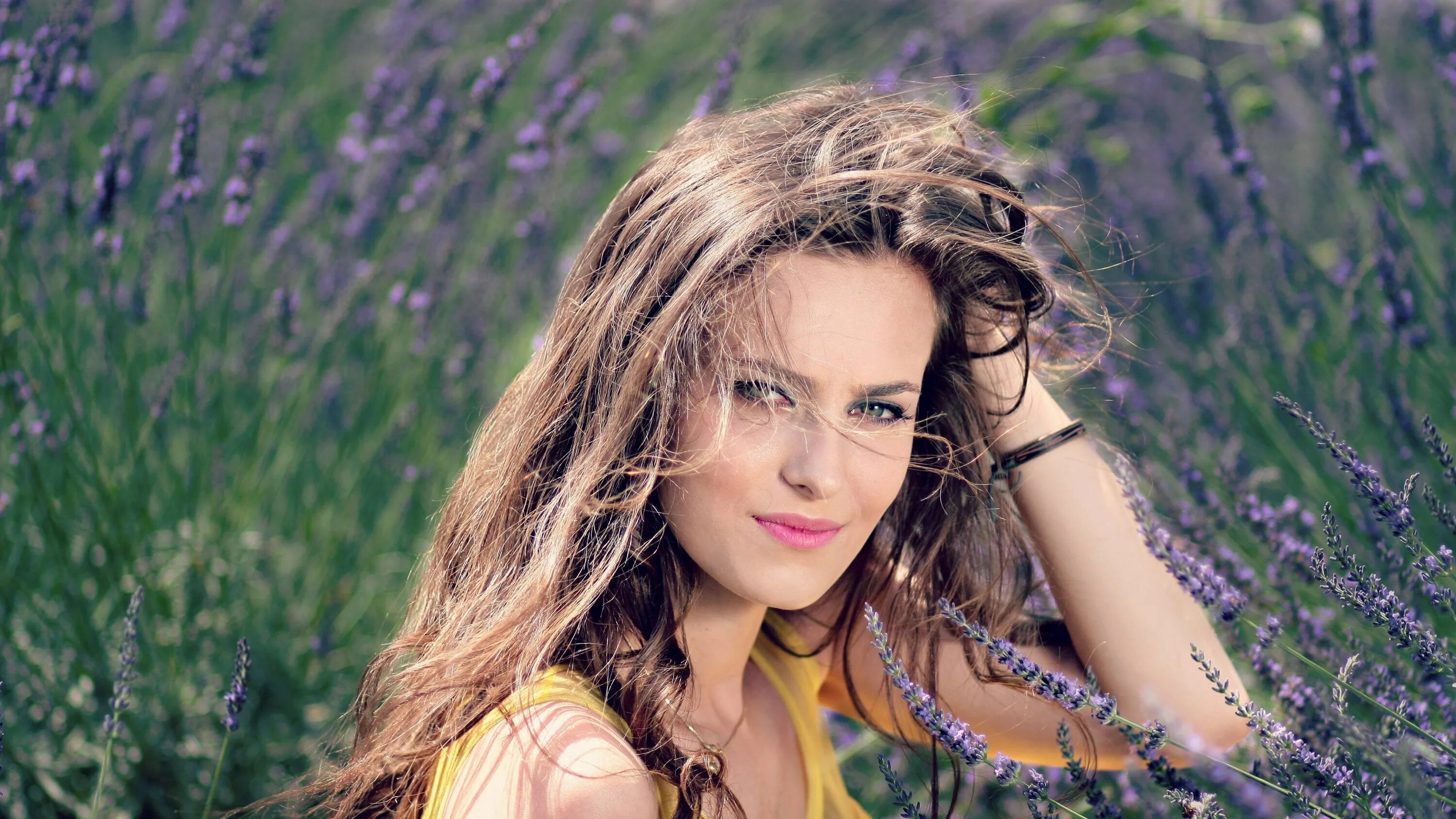 Красивые девушки натуральные. Красивые естественные девушки. Фото девушки естественное. Натуральная красота. Красивые девушки на фоне природы.