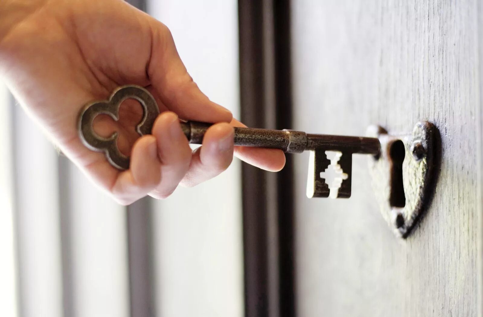 закрытая дверь. старинная дверь с ключом. запертая дверь. к чему снятся двери. приснился закрытый замок навесной.