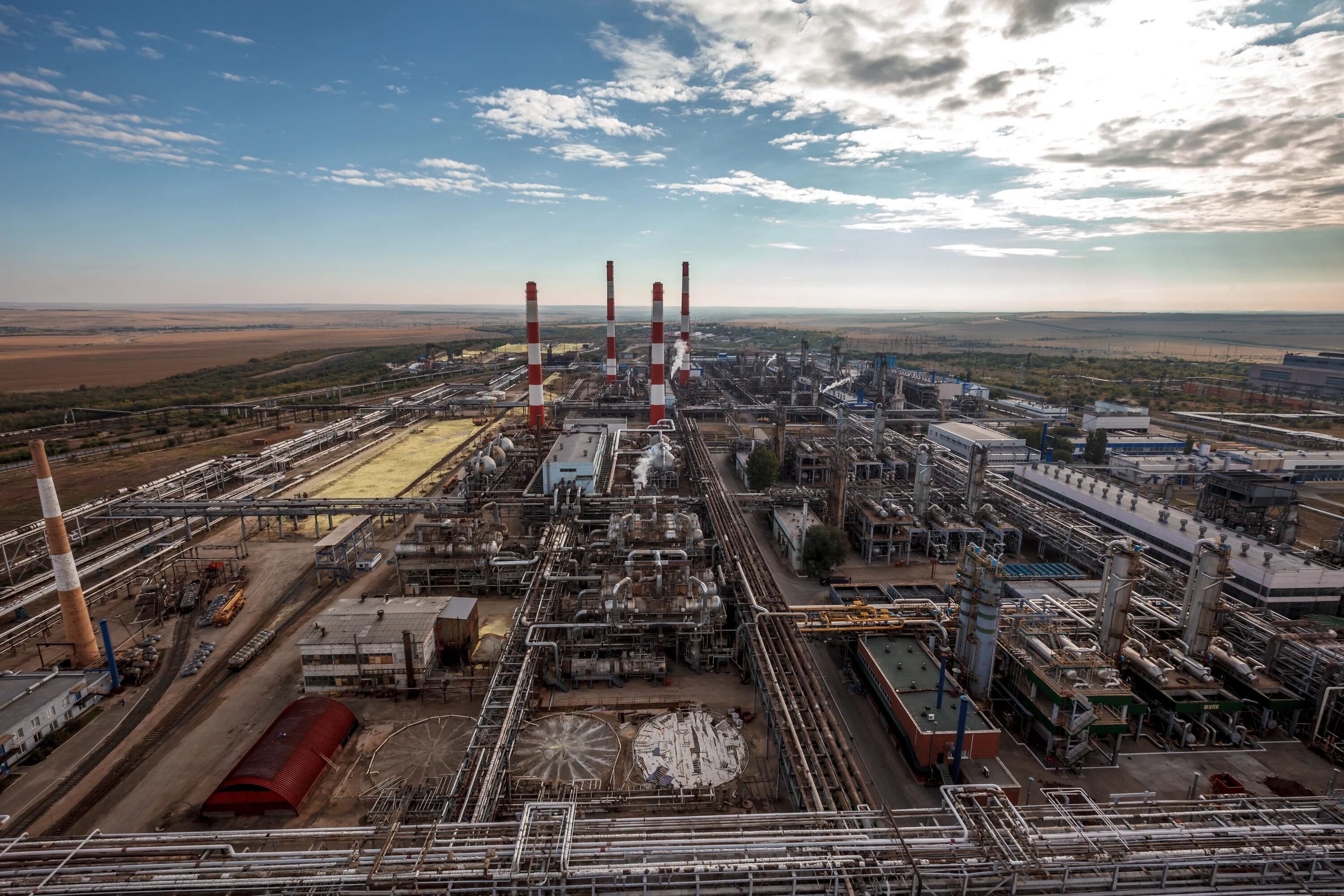 Амурский газоперерабатывающий завод. Завод АГПЗ Астрахань. Оренбургский газоперерабатывающий завод. Астраханский газоперерабатывающий комплекс. Самая большая промышленность