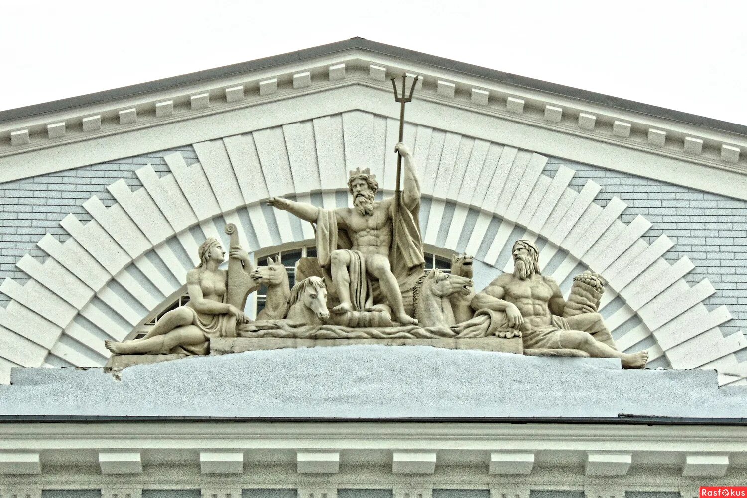 Биржа спб здание нептун. Адмиралтейство санкт-петербург скульптуры нептун. Нептун и меркурий на фасаде биржи в санкт-петербурге. Нептун на здании биржи в санкт-петербурге. Нептун на бирже спб.