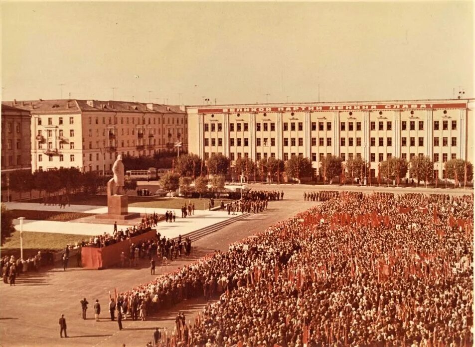Киров история создания. Площадь ленина новосибирск 1970. город киров театральная площадь. театральная площадь киров ссср. памятник ленину киров.