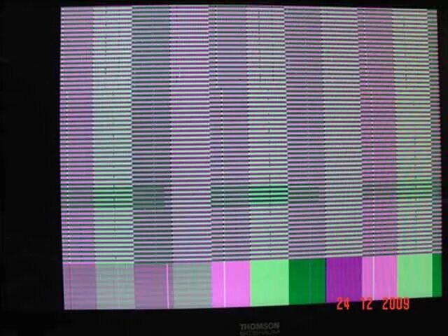 Зависает изображение телевизоре. Поломка телевизора. Искажение изображения на телевизоре. Цветные поломки телевизора. Технические неполадки в телевизоре.