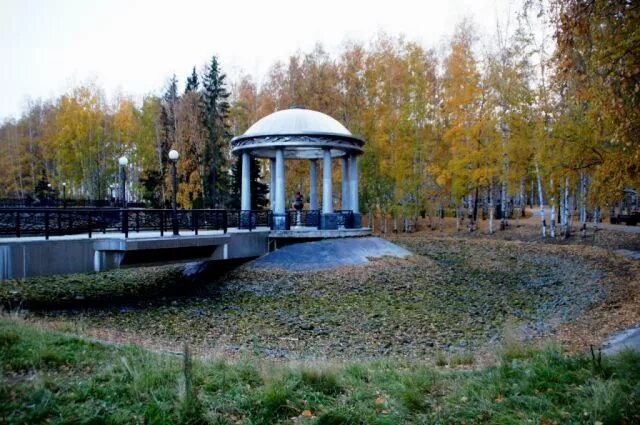 Хай парк ханты. Парк Бориса Лосева в Ханты-Мансийске. Ханты-Мансийск парк Лосева Ротонда. Парк Лосево Ханты Мансийск. Ханты-Мансийск парк Лосева пруд.