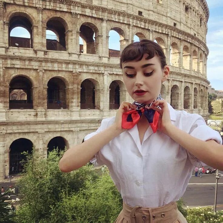 Roman holiday. Одри Хепберн римские каникулы. Одри Хепберн римские каникулы стрижка. Одри Хепберн римские каникулы Наряды. Стиль Одри Хепберн римские каникулы.