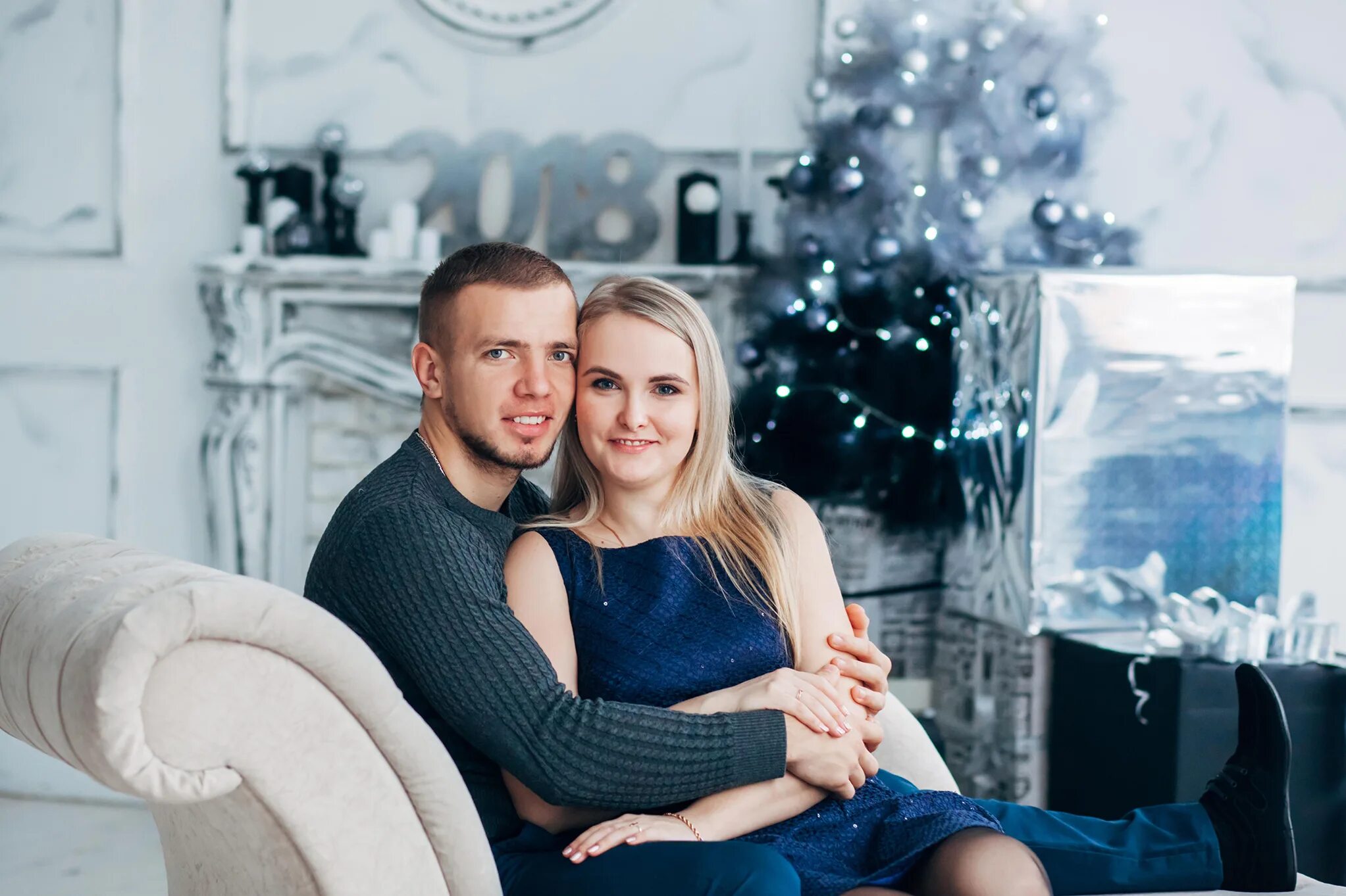 фотосессия лав стори в студии. романтичная фотосессия в студии. студийная фотосессия пары. съемка лав стори в студии. фотосессия лав стори в студии.