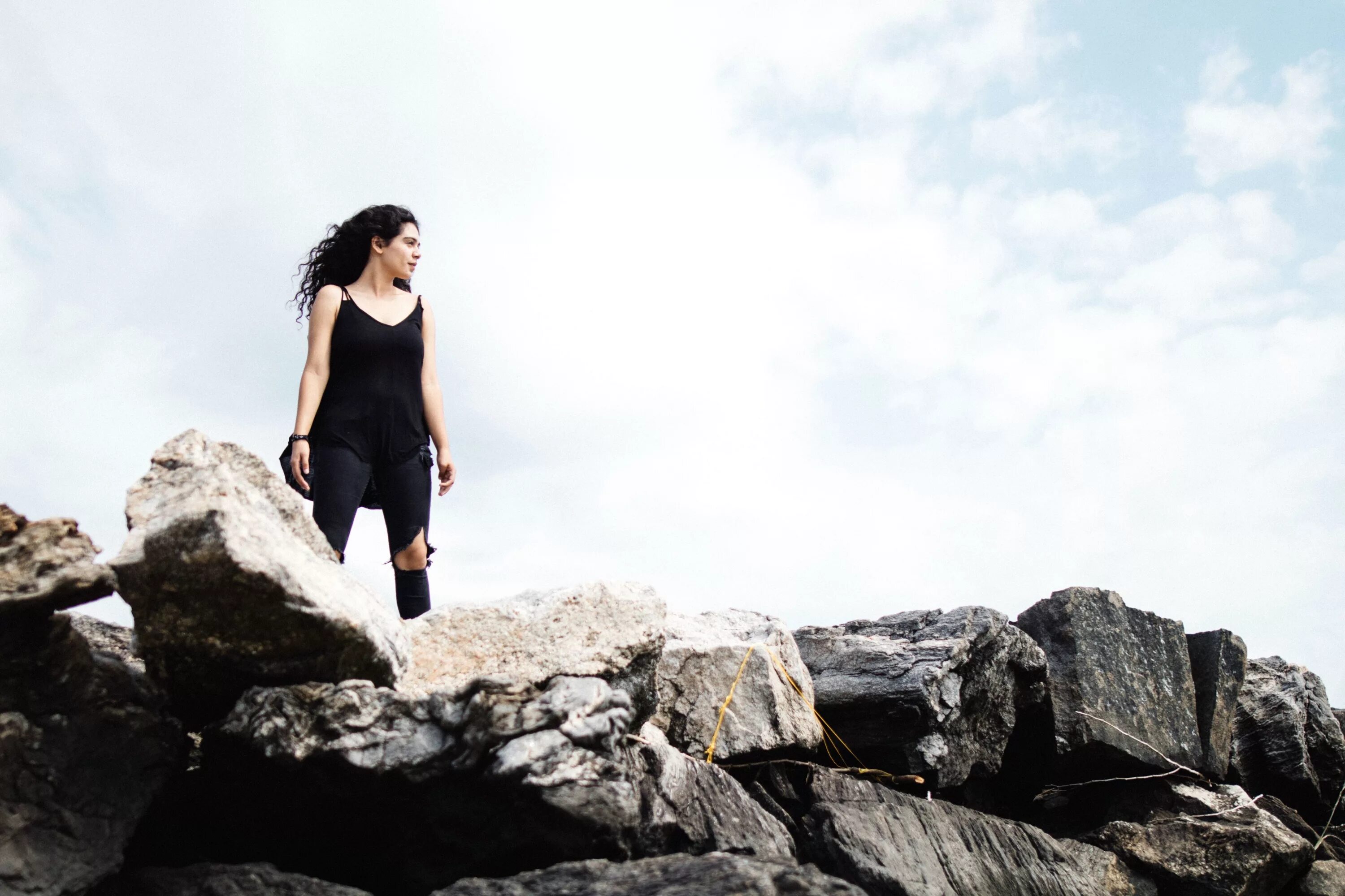 Stone woman. Geom holding Dimitris Athanasiou. Женщина на скале. Девушка на скале. Девушка брюнетка на скале.