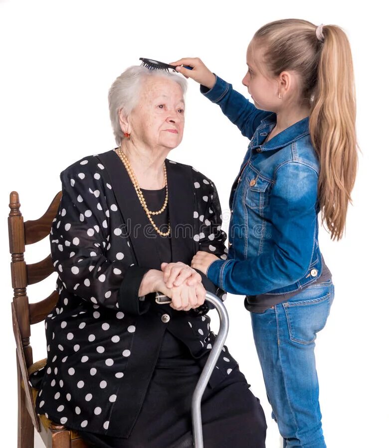 Бабушка с зачесанными волосами. Старушка причесывает волосы. Бабушка расчесывает волосы внучке. Фотосессия бабушка расчесывает внучку. Наказывает внука