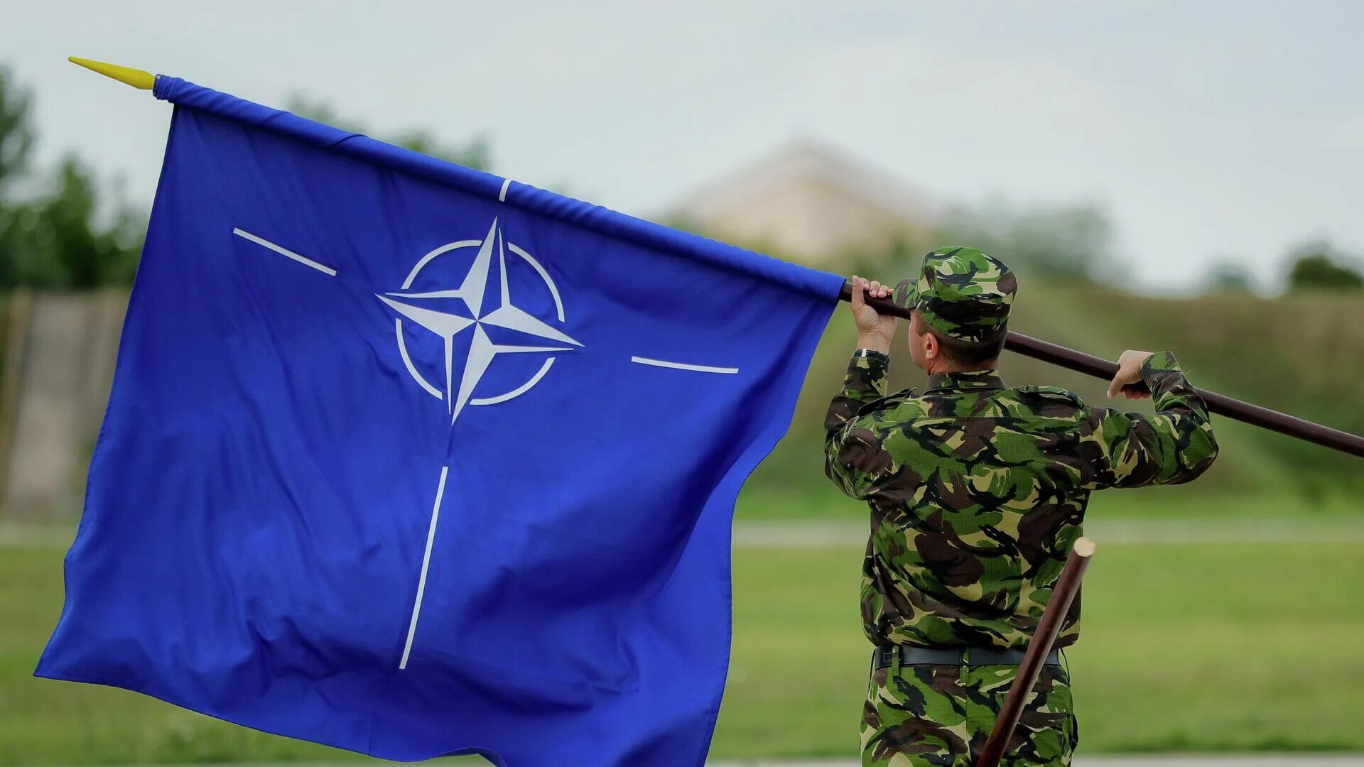 Новости про нато. Североатлантический Альянс НАТО флаг. Флаг НАТО 2022. Украина РФ НАТО флаг. Прапор НАТО.