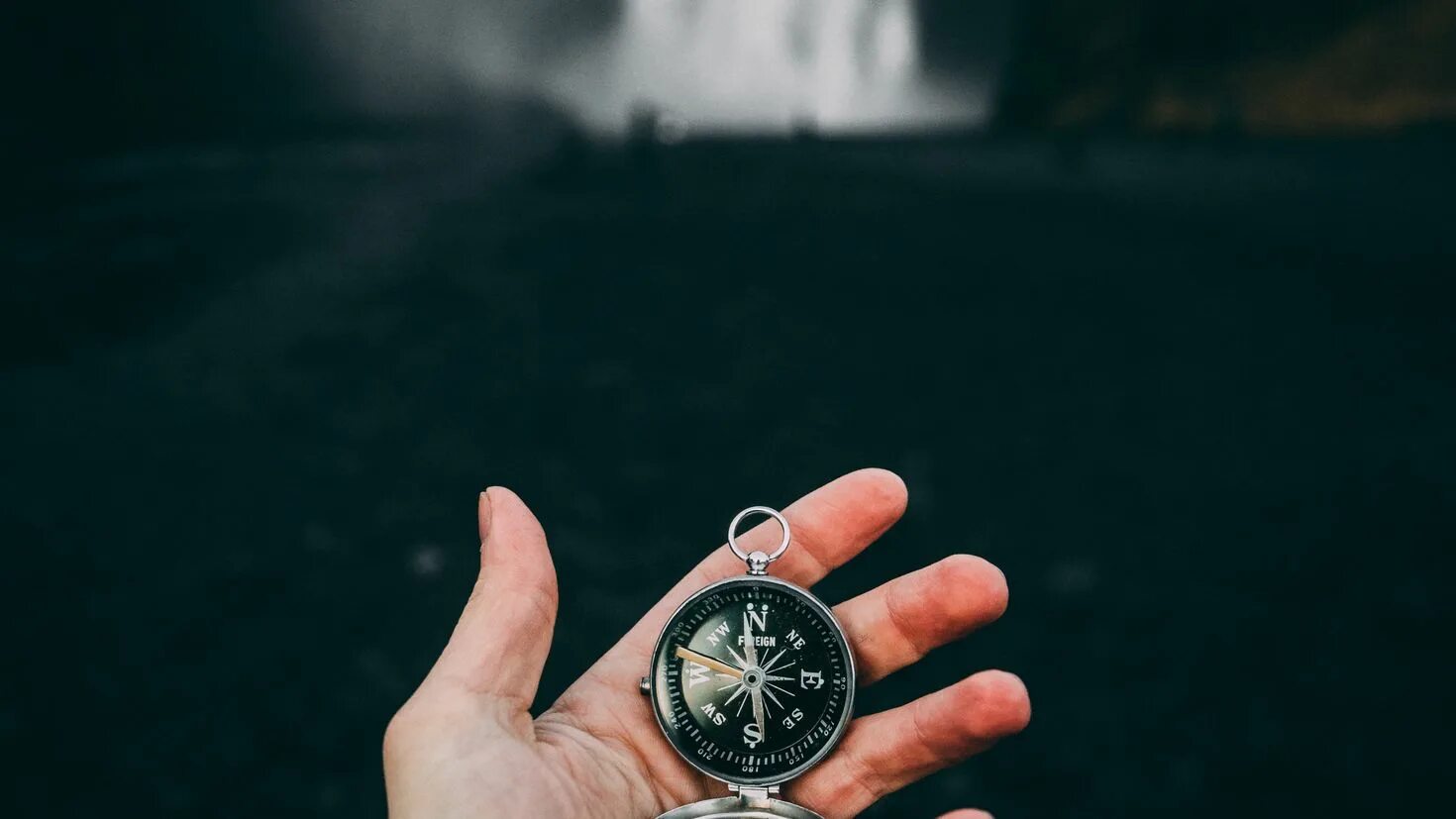 Компас туриста. Компас в лесу. Человек в тумане. Луна хулиган. Компас на местности.