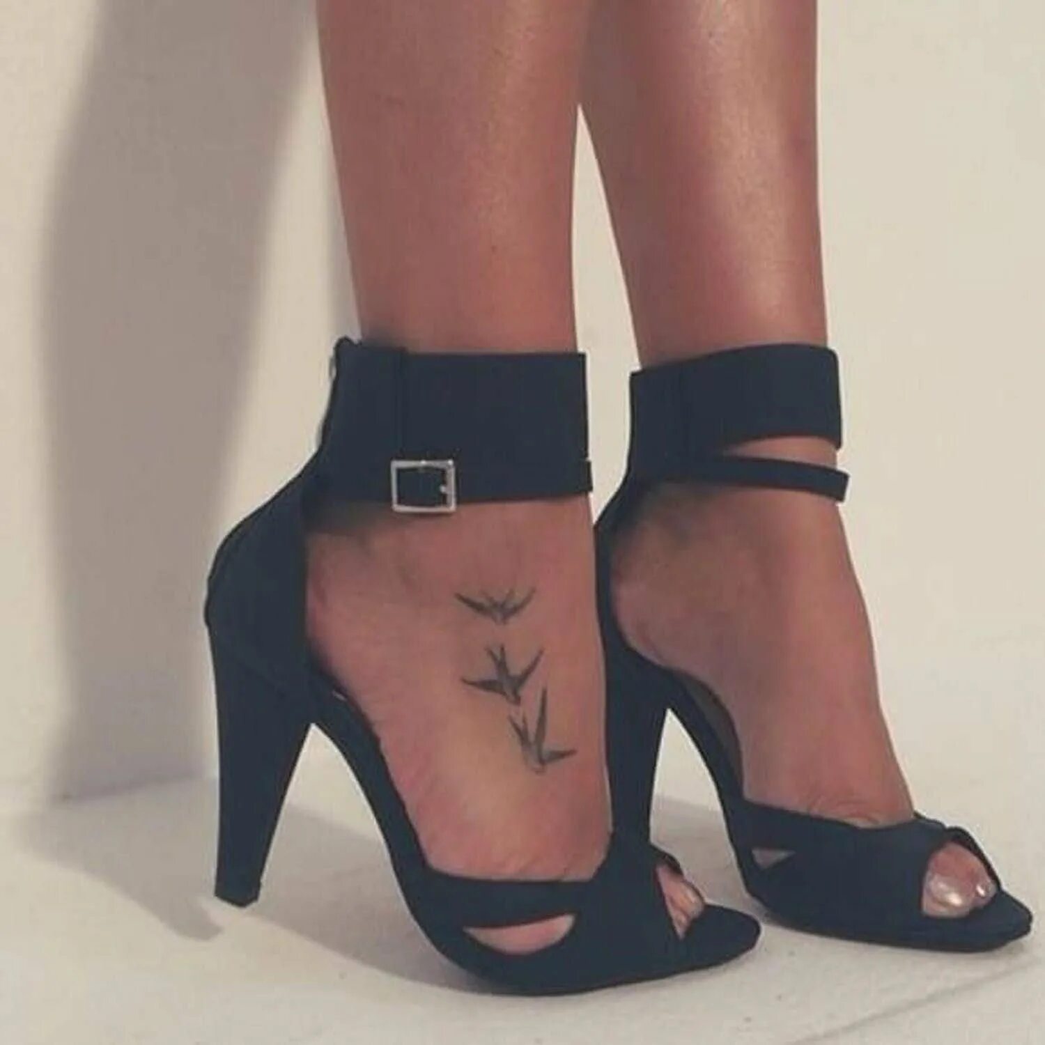 тату на стопе. тату на щиколотке. тату на ноге женские. меган фокс тату. тату щиколотка девушка фото.