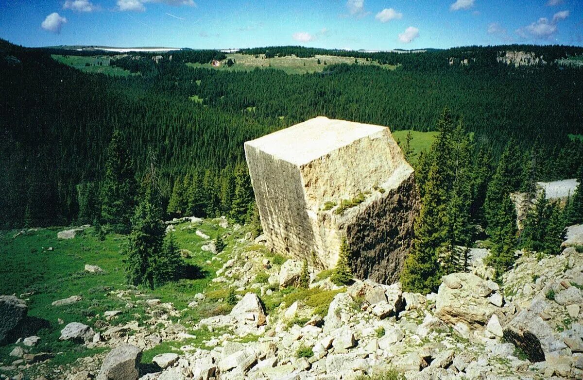 Находиться громадный. Скала куб Вайоминг. Bighorn Mountains, Wyoming куб. Куб в горах. Каменный куб.