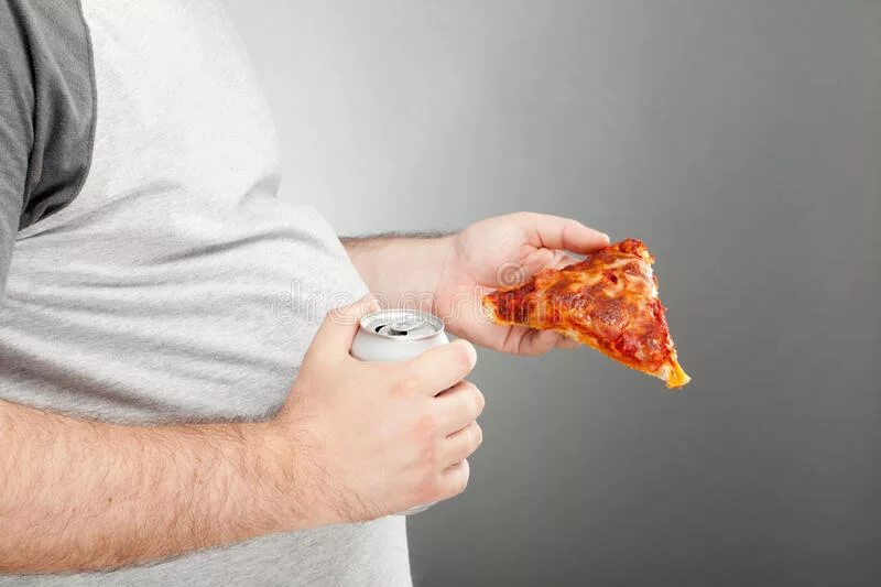 В руке держал кусок. Holding pizza. пицца кусок как держать. holding pizza without hand.