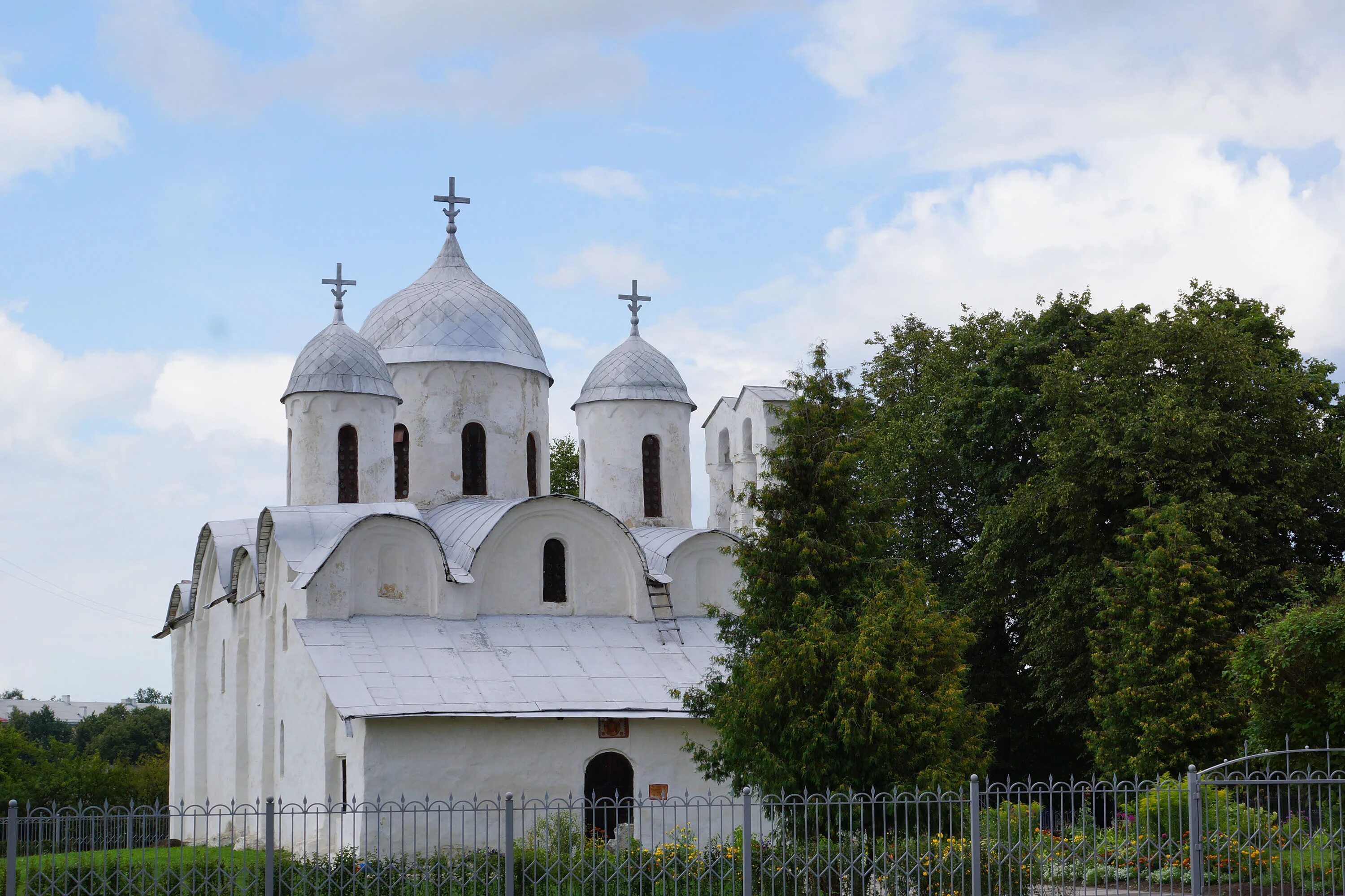 Храм рождества иоанна предтечи псков. Соборы монастыри пскова. Собор иоанна предтечи псков звонница. Зодчество пскова как наследие. Новгородско-псковская школа архитектура.